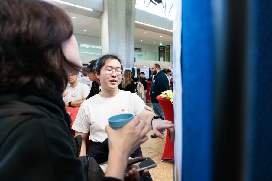 MakeSense 团队成员在 2026 年 SensUs 现场与参会者交流